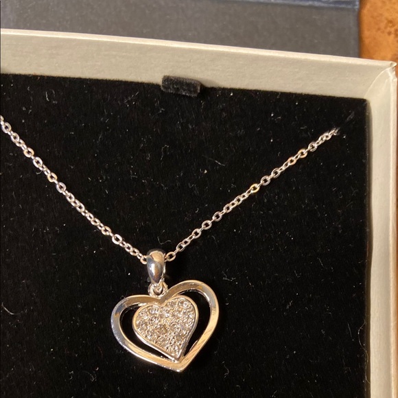 Silver heart and chain sparkle more than pictures - Picture 4 of 5